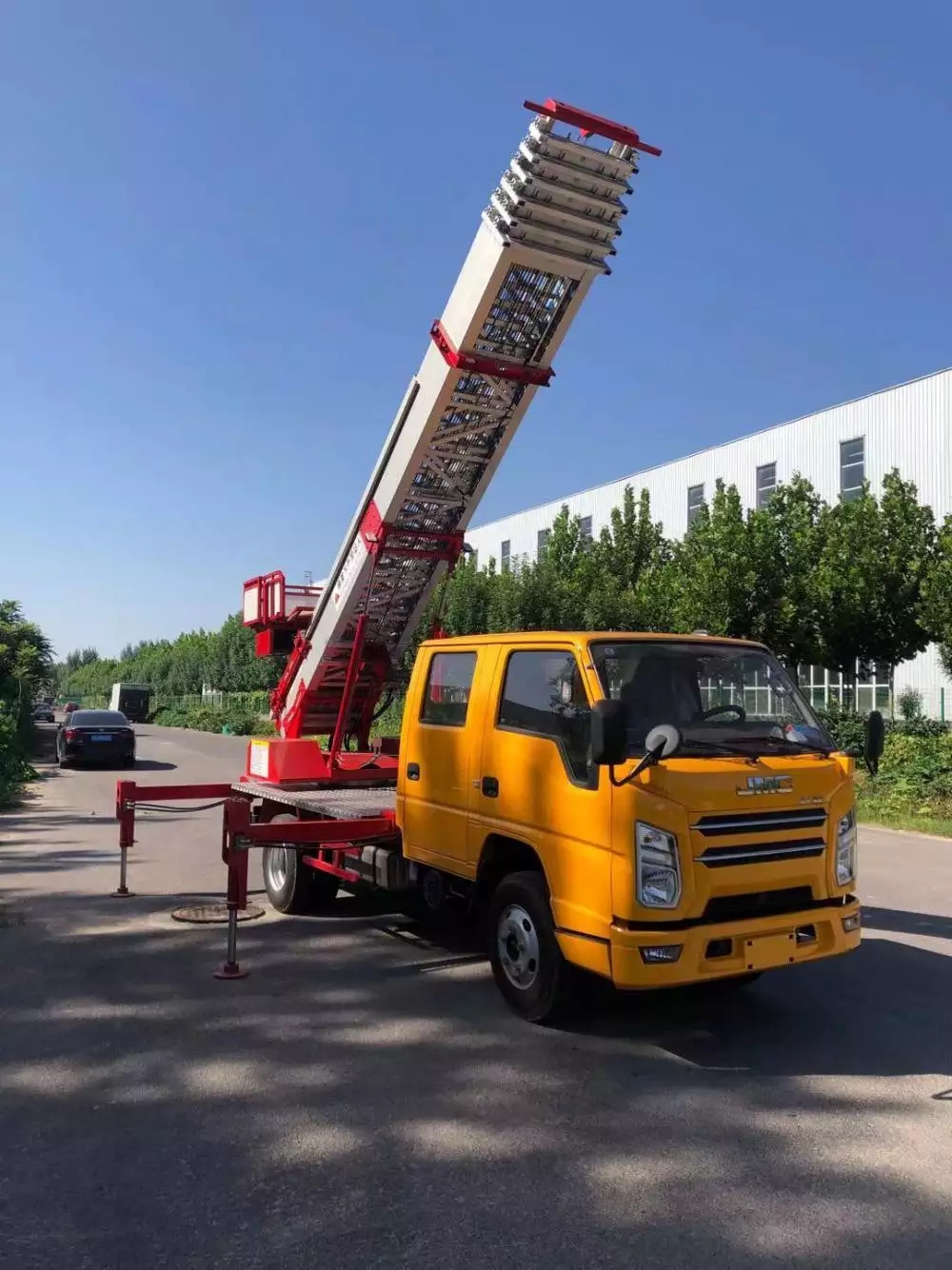 云霄县附近的云梯车出租服务：轻松解决高空作业需求