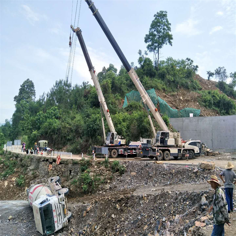 云霄县汽车掉沟里叫吊车救援要多少钱