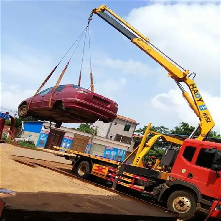 云霄县吊车吊汽车的正确方法